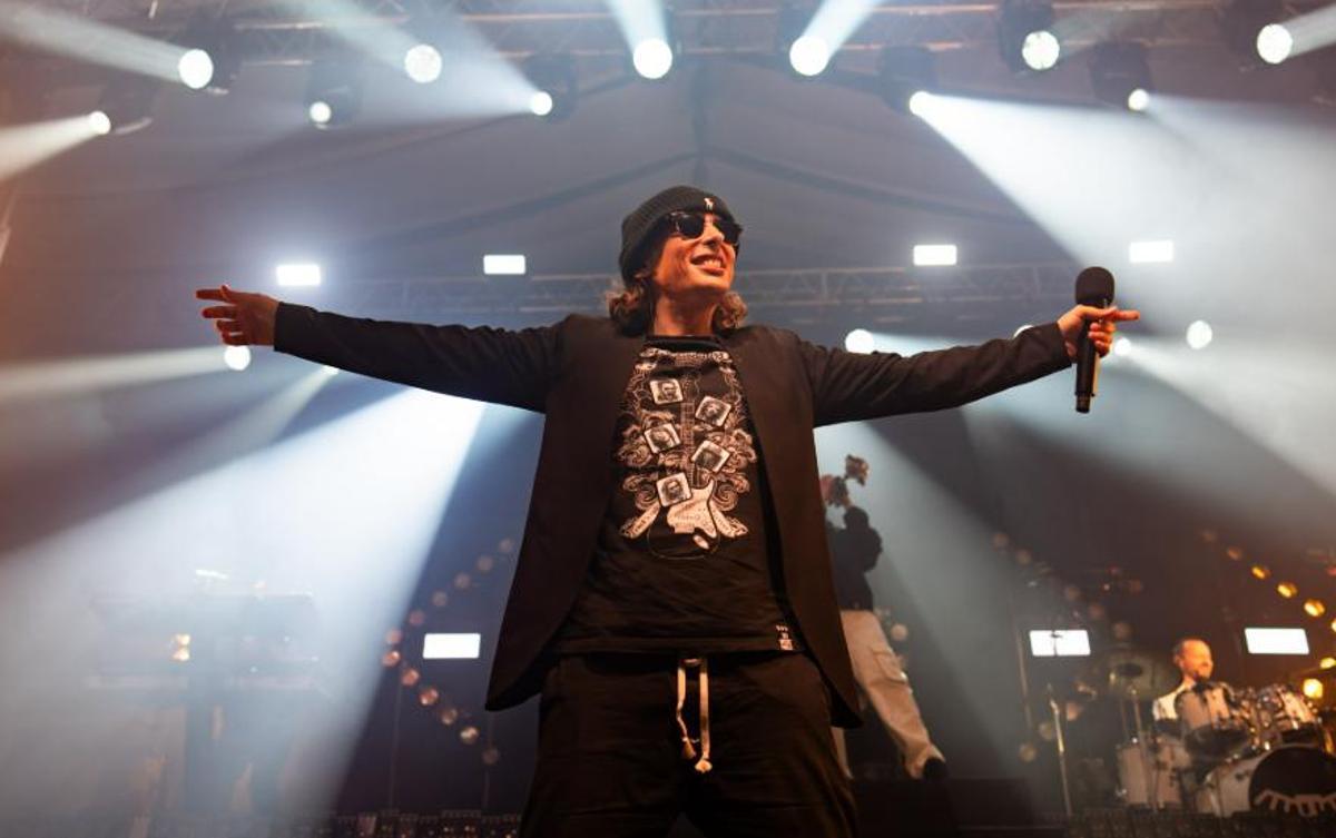 El cantant de Buhos, Guillem Solé, a l'escenari en el concert al poble Espanyol en el marc de la gira de commemoració dels seus 20 anys d'història