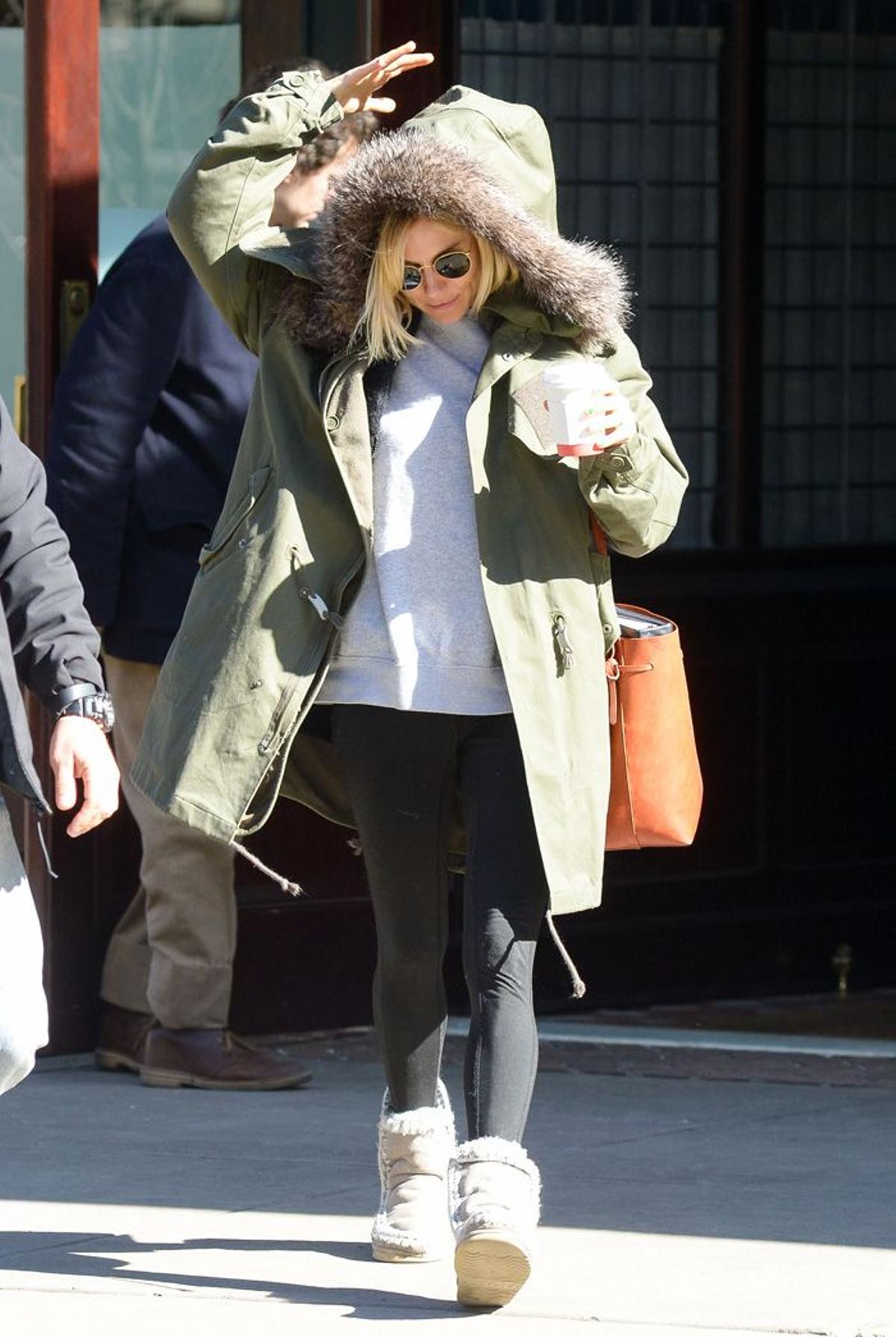 Estilo en la nieve: Sienna Miller luce parka