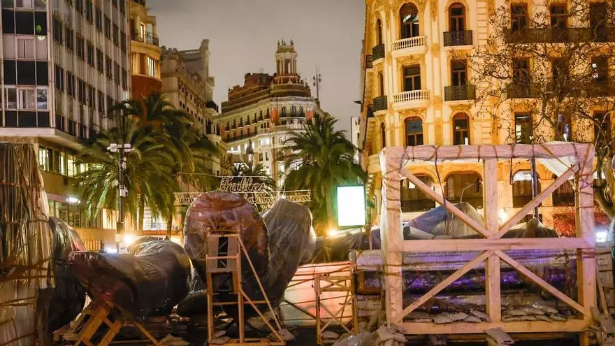 Van llegando las piezas de la falla municipal a la plaza del Ayuntamiento