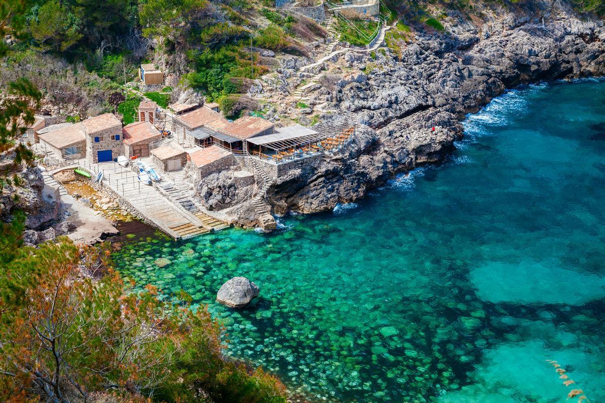 Uno de los caminos desciende hasta la Cala Deià