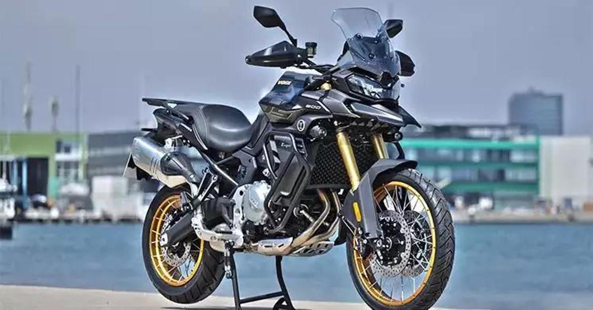 La Voge 900 DSX es la sexta moto más vendida en España durante el mes de noviembre con 382 unidades matriculadas (5.089 en total). Su precio de partida es desde los 9.192 euros.