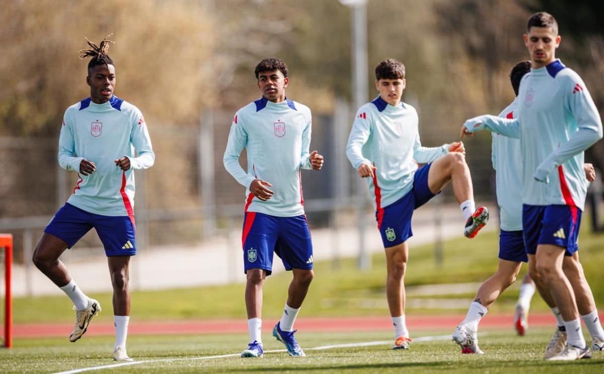 Nico Williams, Lamine, Cubarsí y Sancet, en el entrenamiento de España en Las Rozas