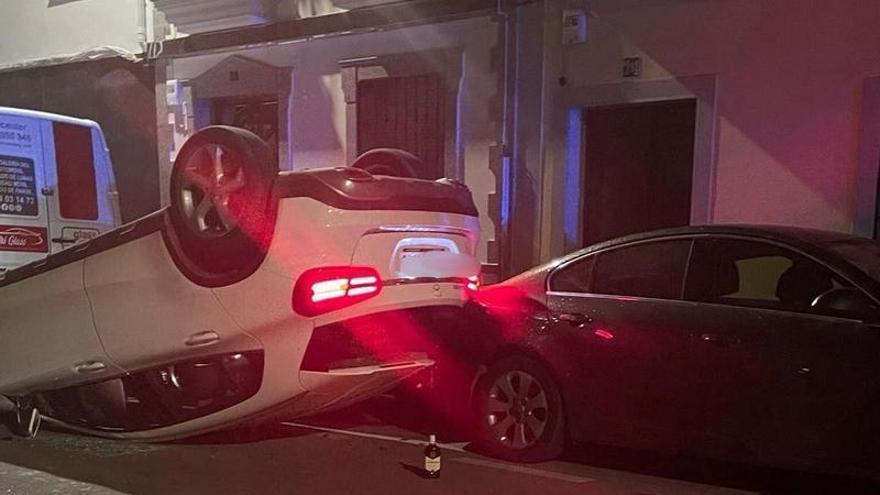 Impactante vuelco de un coche en la calle Medellín de Don Benito