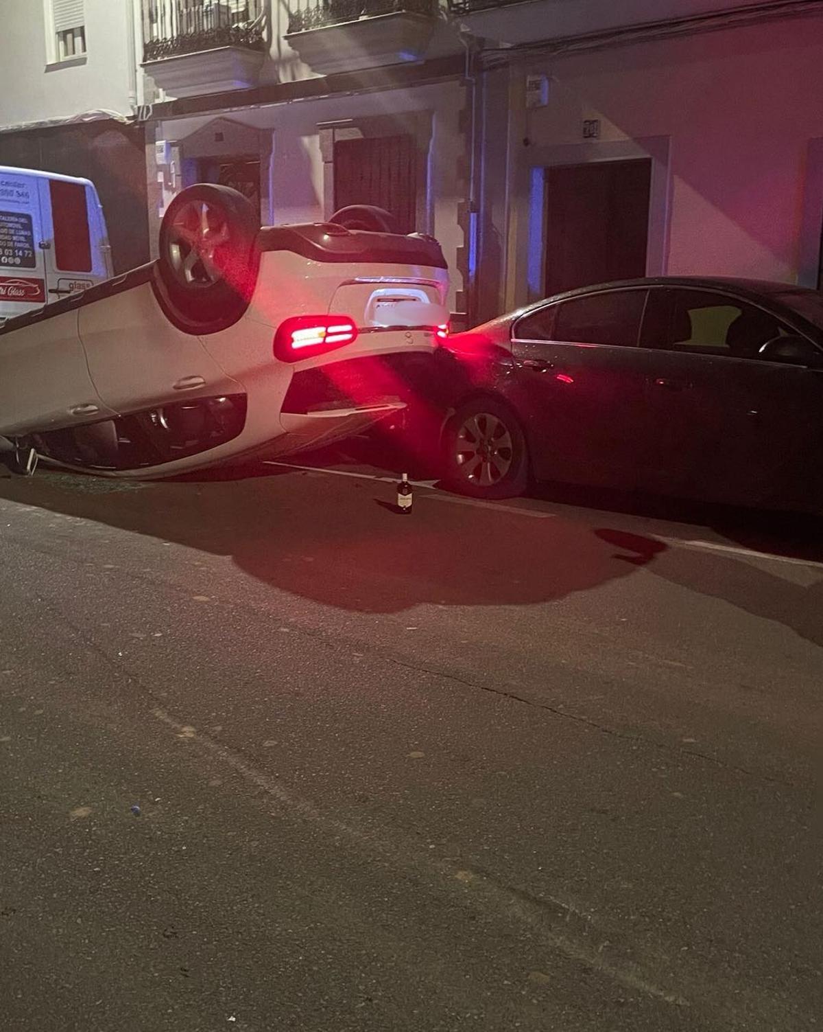 Vuelco de un coche en pleno Don Benito.