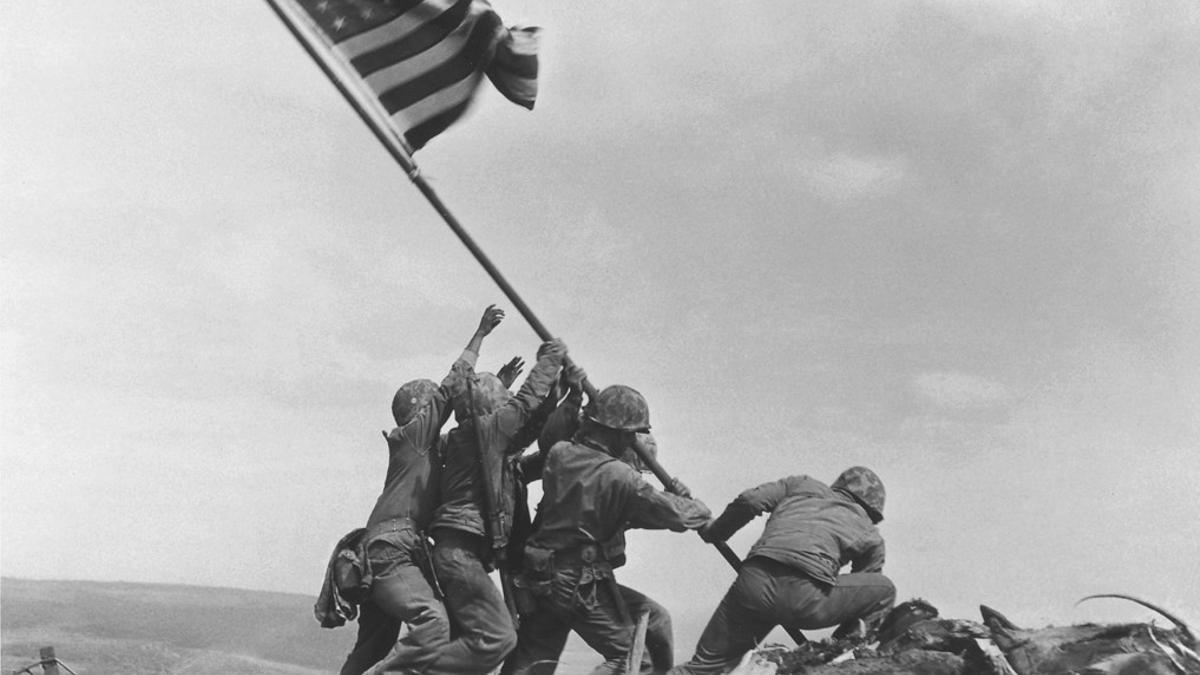 La icónica foto del izado de la bandera de EEUU en Iwo Jima, tomada el 23 de febrero de 1945.