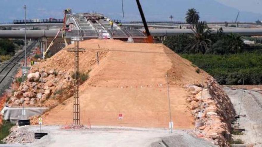 Una imagen tomada ayer en la que se observa la actual vía del tren (izquierda) y el trazado provisional (derecha). En el centro, el puente para salvar el desnivel del trasvase.