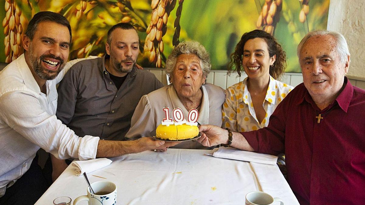 Amparo Moll, con hijos y nietos en la celebración de su centenario