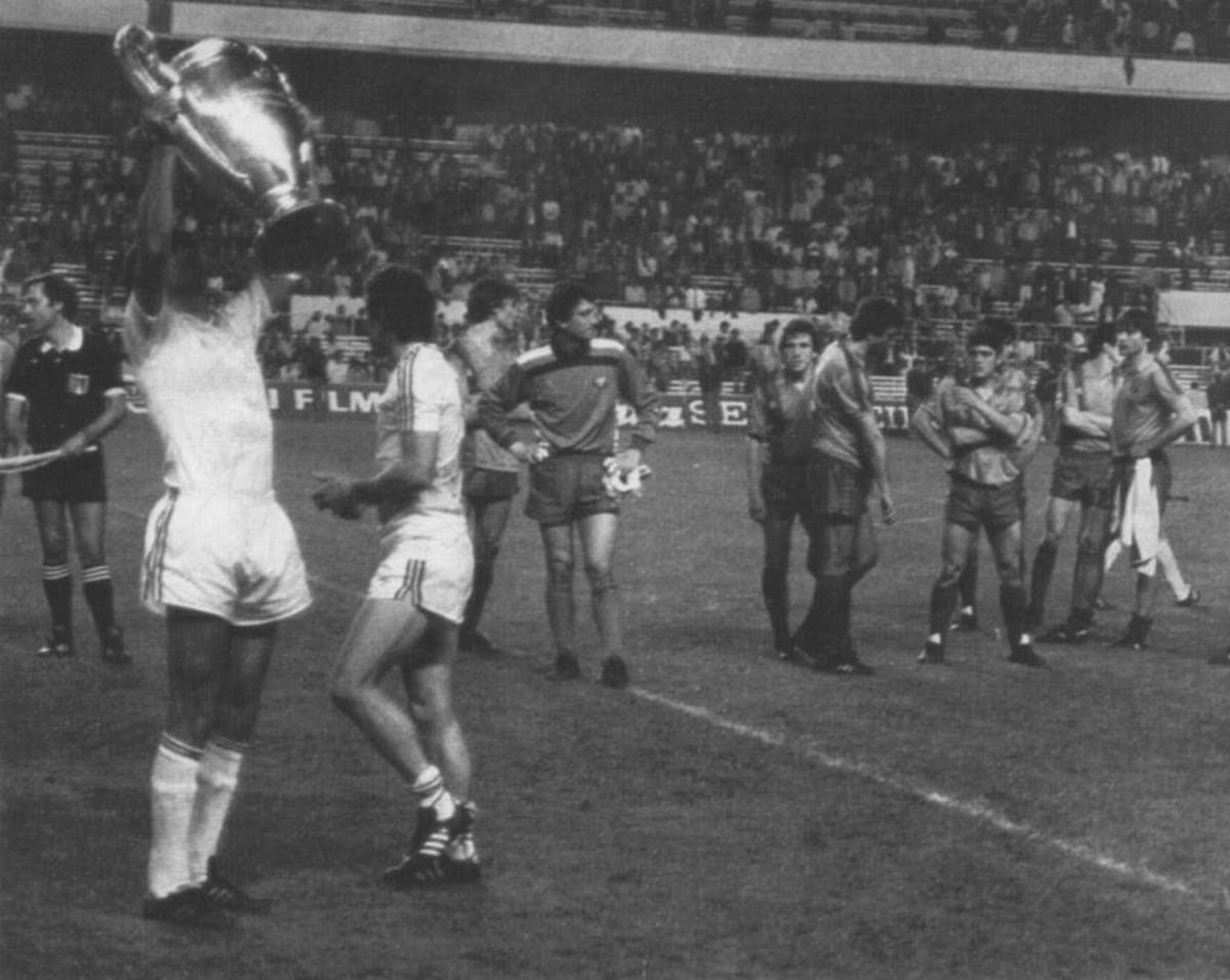 Los jugadores del Steaua, levantndo la Copa de Europa ante la desolación blaugrana