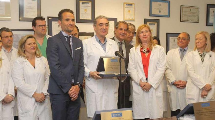 Juan Sánchez Castro, ayer, sosteniendo la placa que reconoce al centro de salud local. // Xoán Álvarez