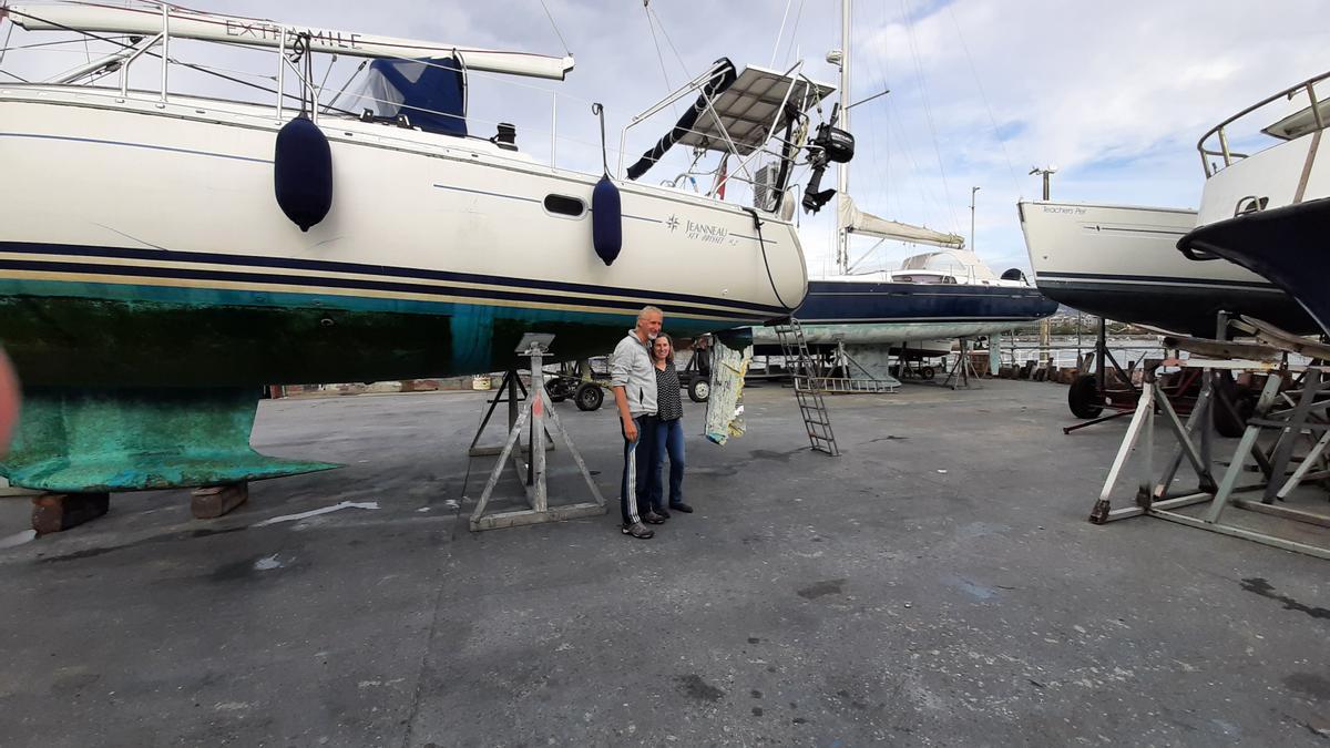 Andy y Beatrice delante de su velero, en la marina seca canguesa.