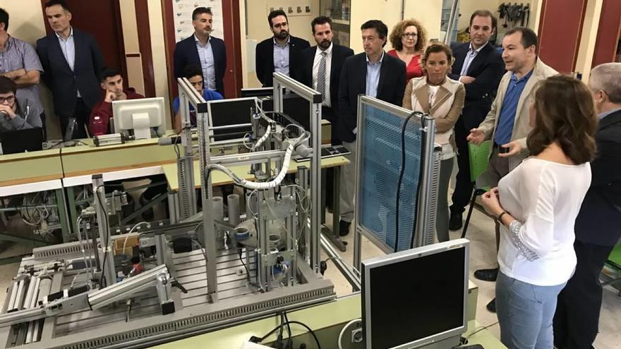 La consejera de Educación, durante su visita al instituto Sierra de Carrascoy.