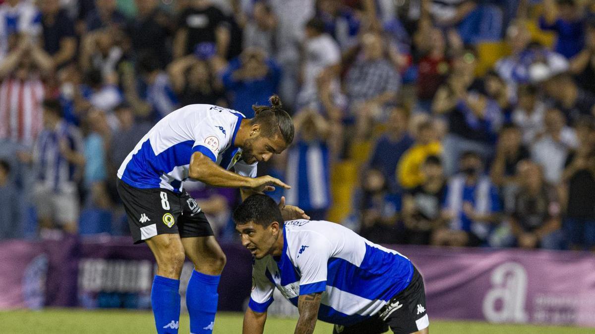 Borja Díaz trata de animar a César Moreno en el partido contra el Unión Adarve.