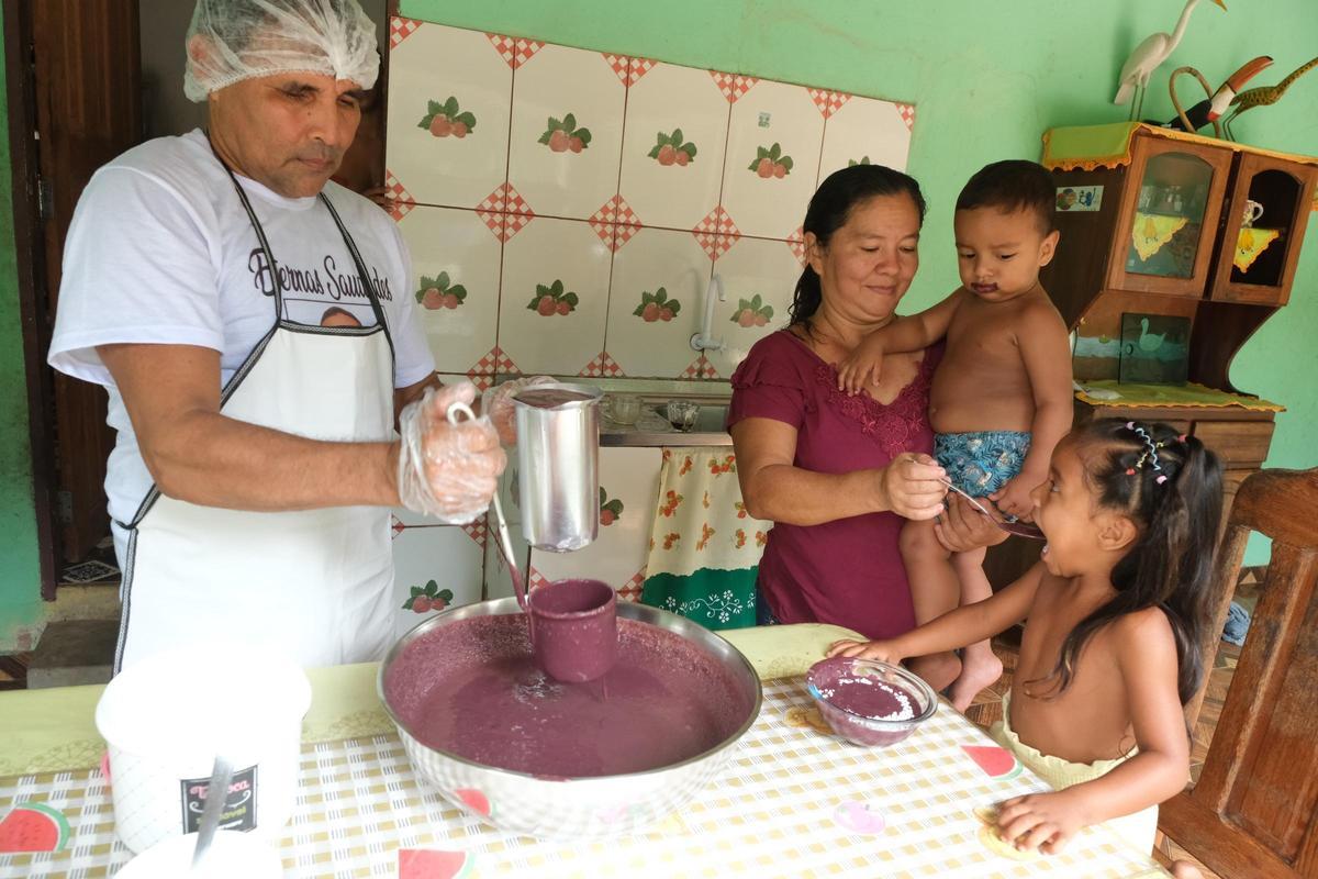 10.	El açai ha sido siempre un alimento básico en la mesa de los habitantes de la región de Pará, en el Norte de Brasil. Lo consumen recién batido y acompañado de harina de mandioca y pescado normalmente