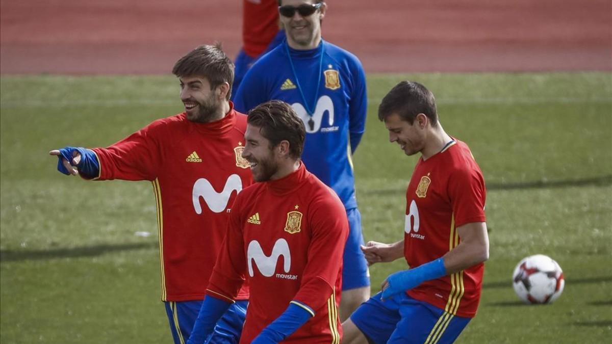 Lopetegui, junto a Ramos, Piqué y Azpilicueta en un entrenamiento