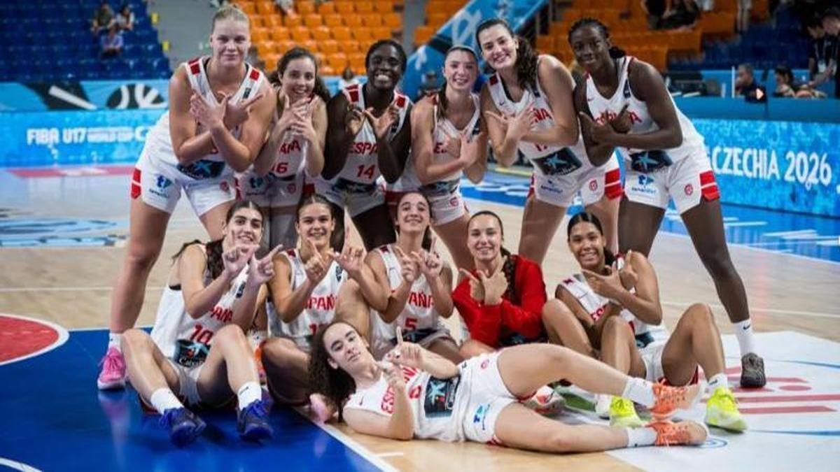La selección española U17, con cuatro jugadoras taronja, tras ganar a México en Brno.