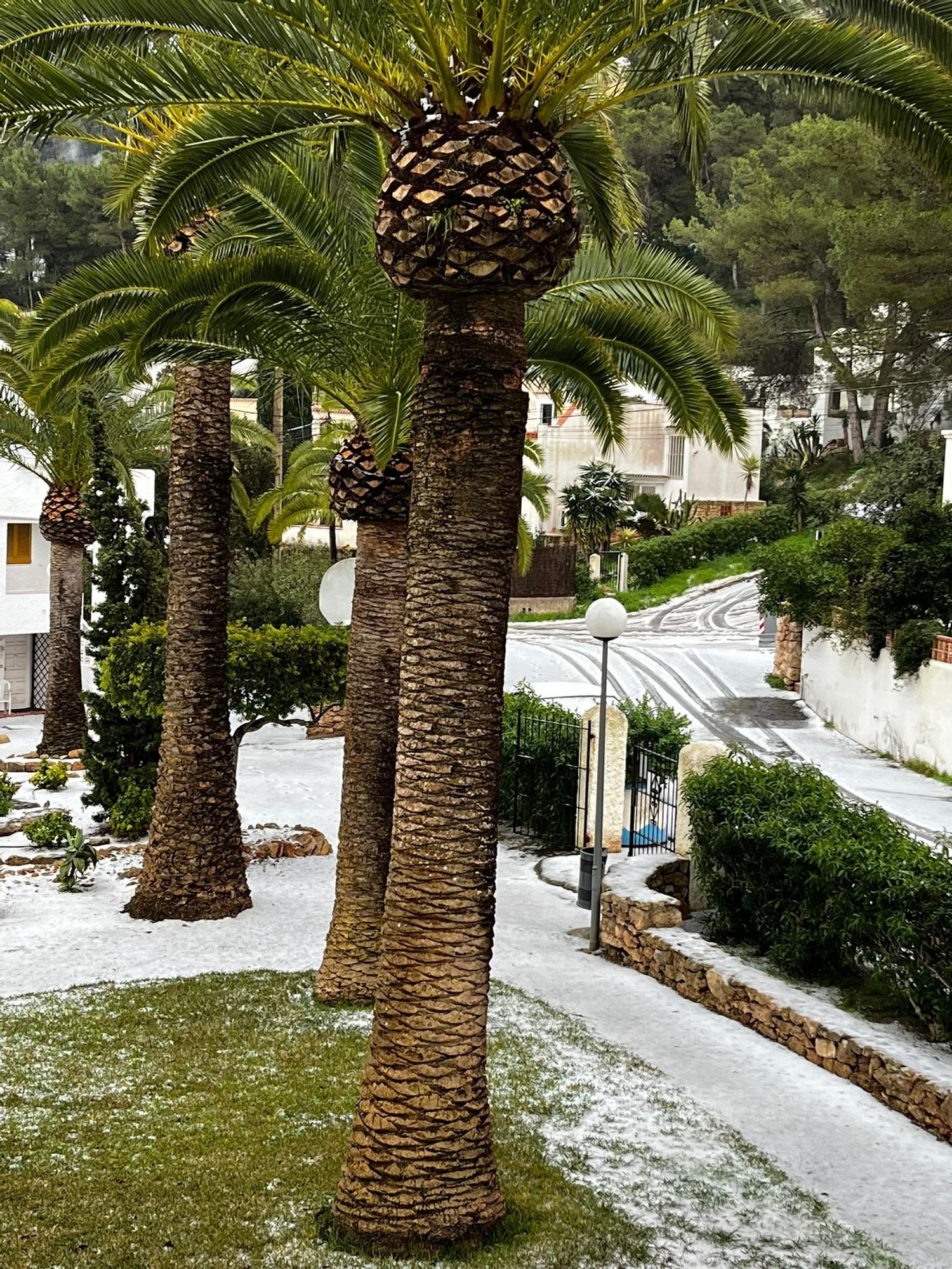 Bajada de temperaturas en Ibiza: Una manta de granizo cubre Siesta