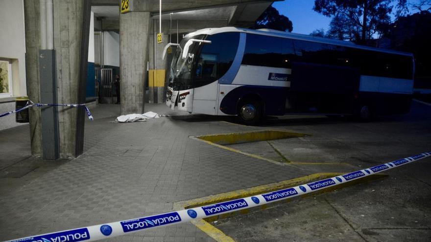 El autobús que arrolló a esta persona y la mató.