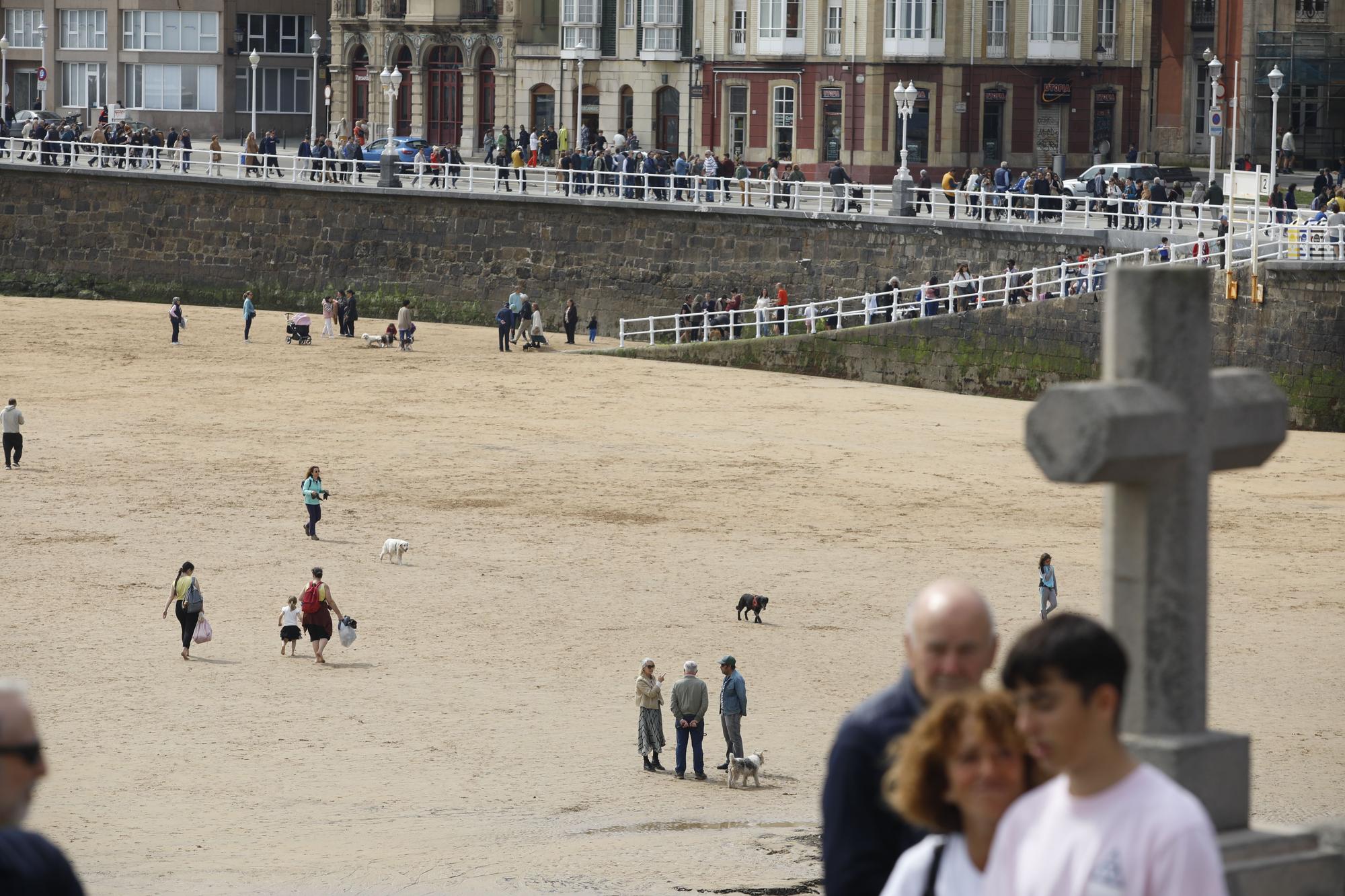 Ambiente de Domingo Santo en Gijón