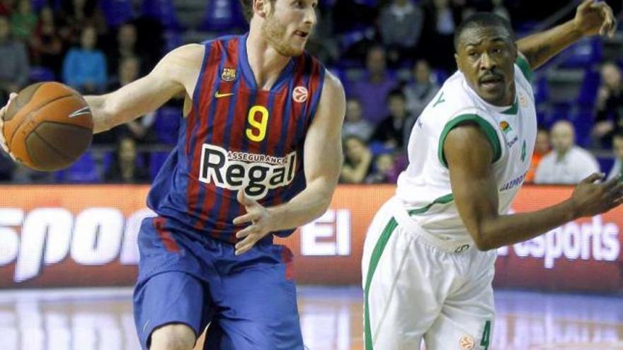 Huertas intenta avanzar defendido por el base del Unics Kazan, Lyday. / andreu dalmau / efe