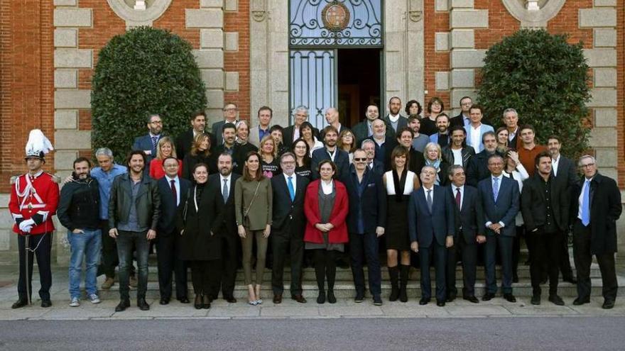 Foto de grupo de los premiados con los Ondas y la alcaldesa de Barcelona, Ada Colau.