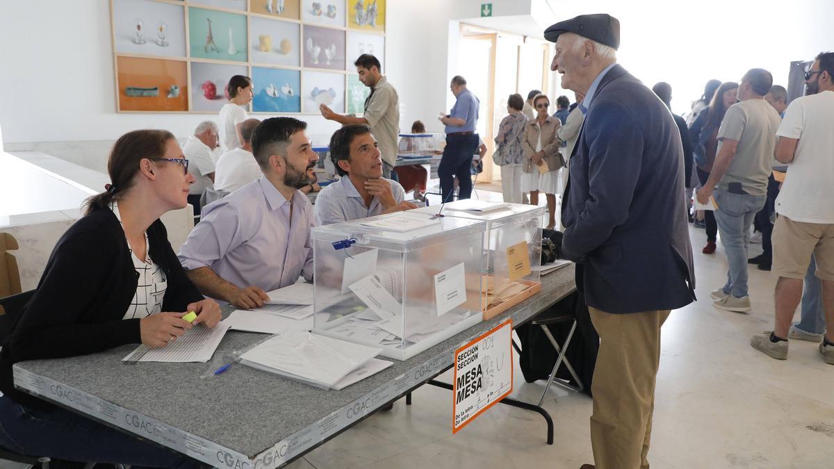 Un votante ante una de las mesas electorales en el CGAC de Santiago