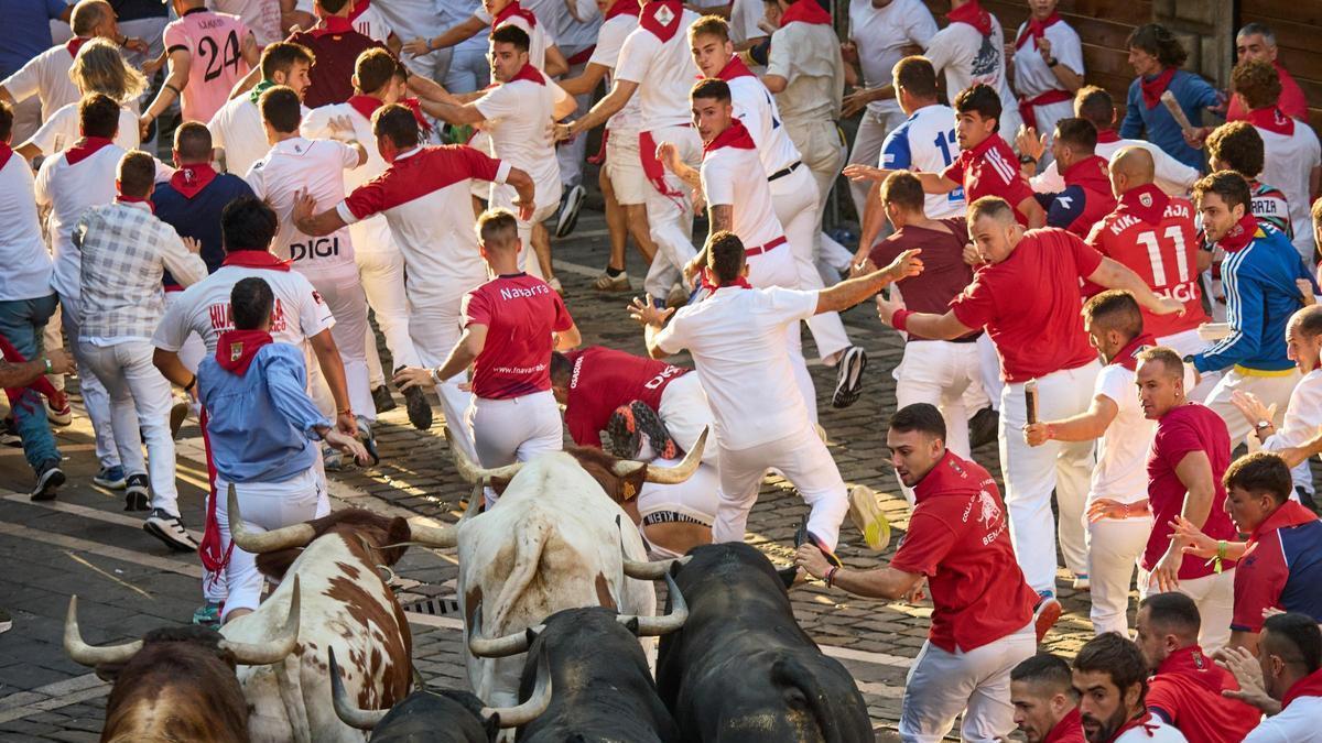 Los toros de Victoriano del Río dejan un tercer encierro de los Sanfermines rápido y emocionante