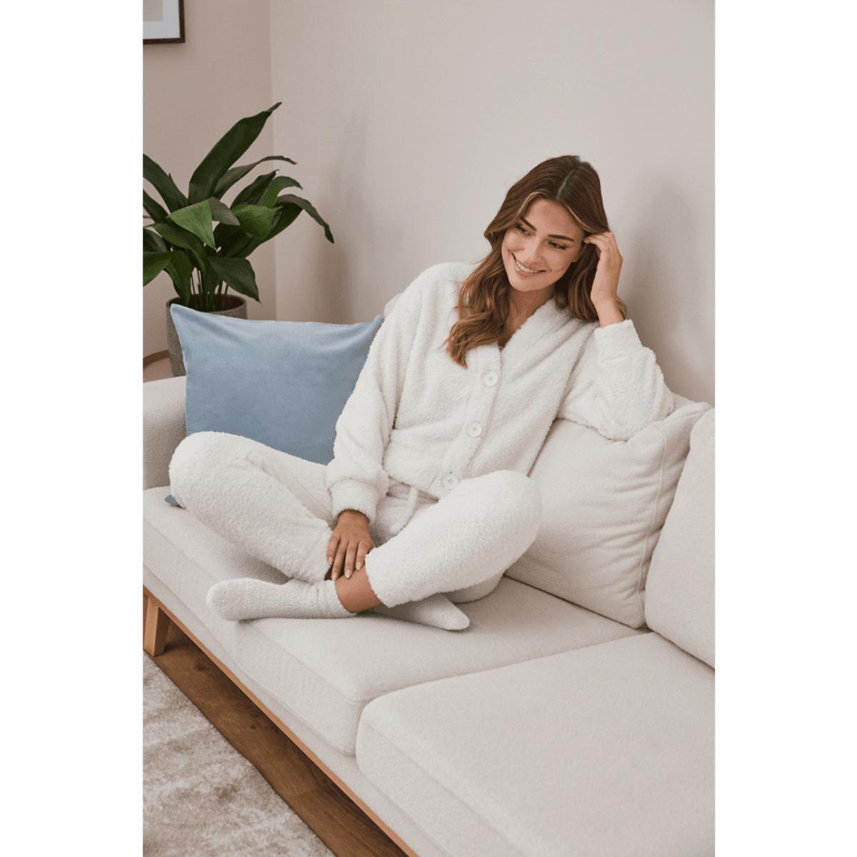 Los tres modelos monocolor están disponibles con o sin botones, y con pernera ancha o en puño