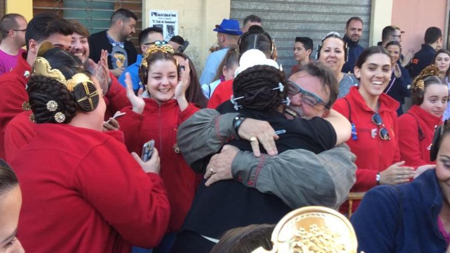 El presidente Toni Martínez abraza a la fallera mayor tras escuchar el nombre de su falla como ganadora