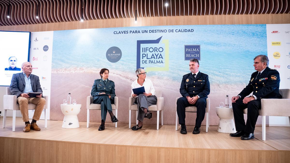 Iñaki Garmendia, de ONU Turismo; Ceferina Guerrero, teniente de la Guardia Civil; Laura Marqués, moderadora; Guillem Mascaró, jefe de la Policía Local de Palma, y Francisco Javier Santos, responsable de la Policía Nacional en la zona de Llucmajor.