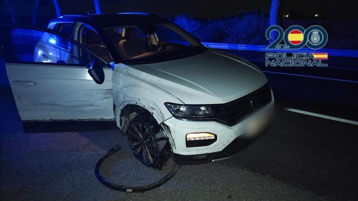 Vehículo policial embestido por el conductor del coche perseguido.