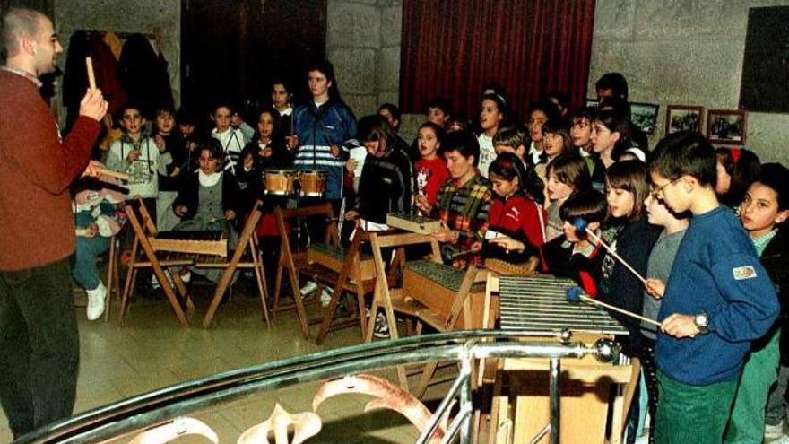 Un ensayo para el concierto de Navidad de los alumnos de la Escola de Música en 2001.  // G. Núñez