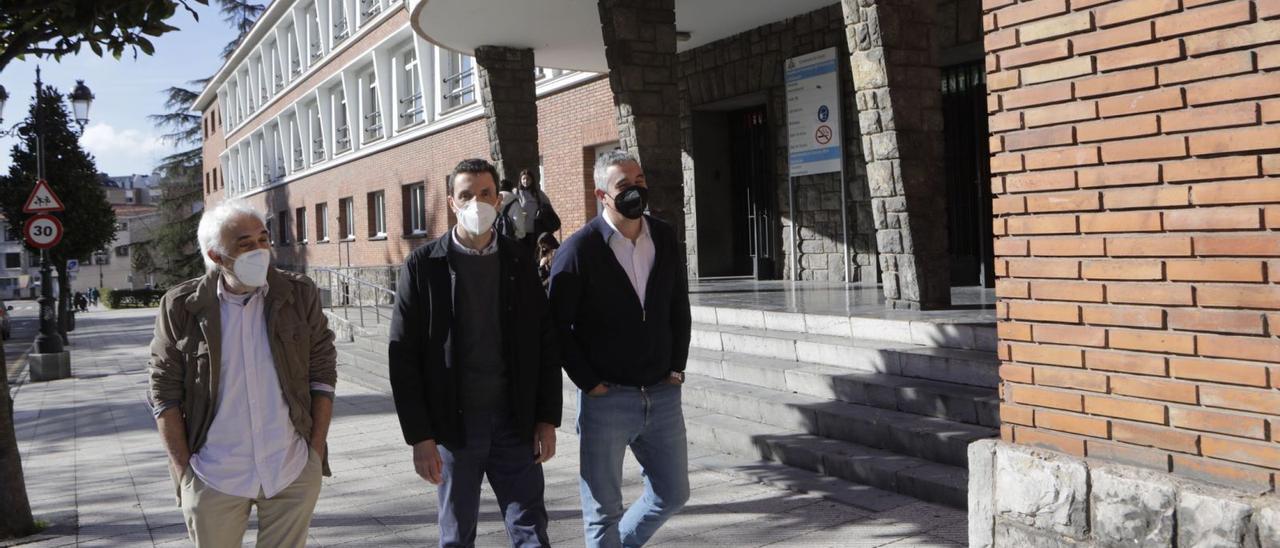 Por la izquierda, Carlos Fernández, Fernando Álvarez y Celestino Rodríguez, ayer, caminando por el campus de Llamaquique, a la altura de la Facultad de Formación del Profesorado y Educación.   Fernando Rodríguez