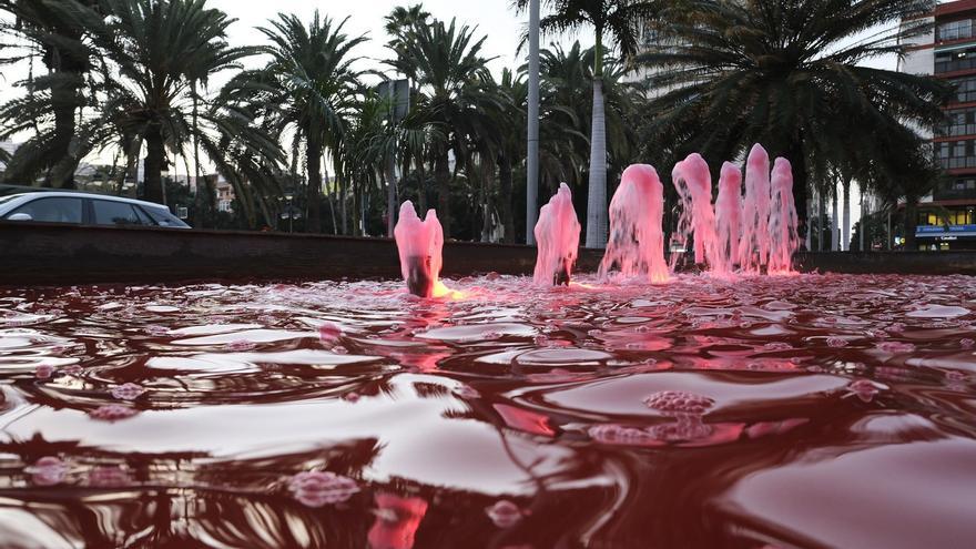 Fuentes teñidas de rojo en la plaza de La Feria contra la política migratoria