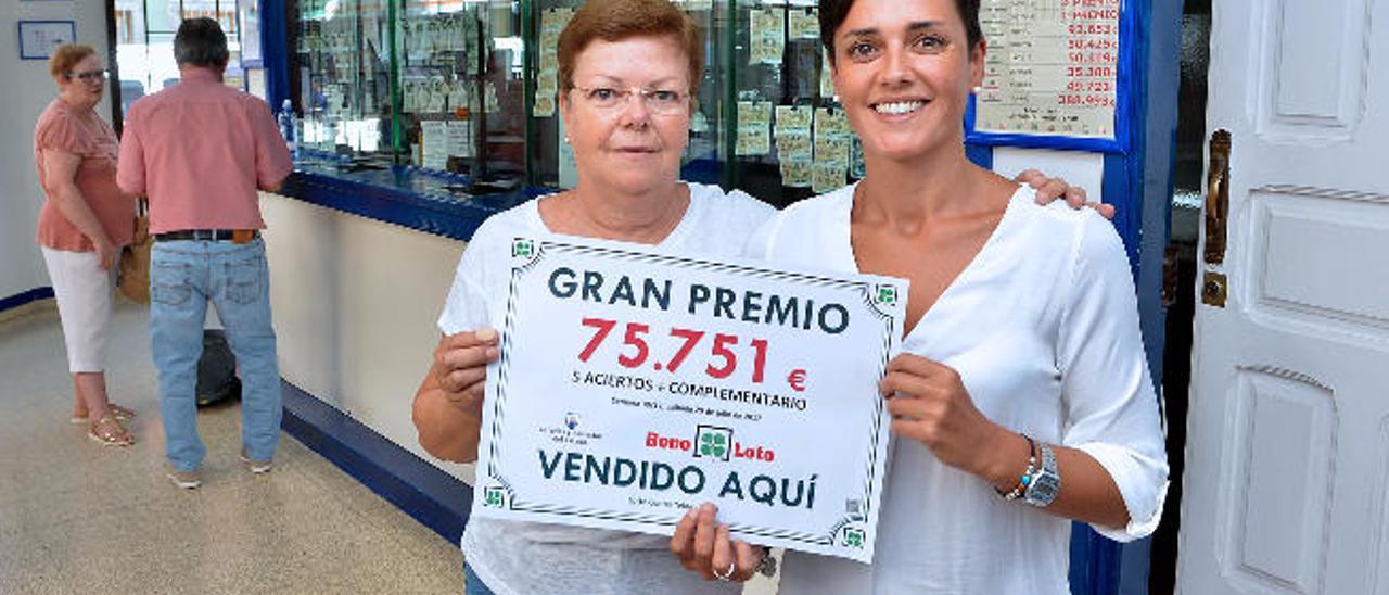 Cecilia Díaz y Carmen Rosa Jiménez, con el cartel del premio de la bonoloto.