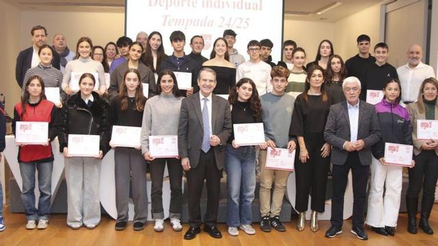 Abel Caballero y los patrocinadores, junto a los jóvenes becados. |  FDV