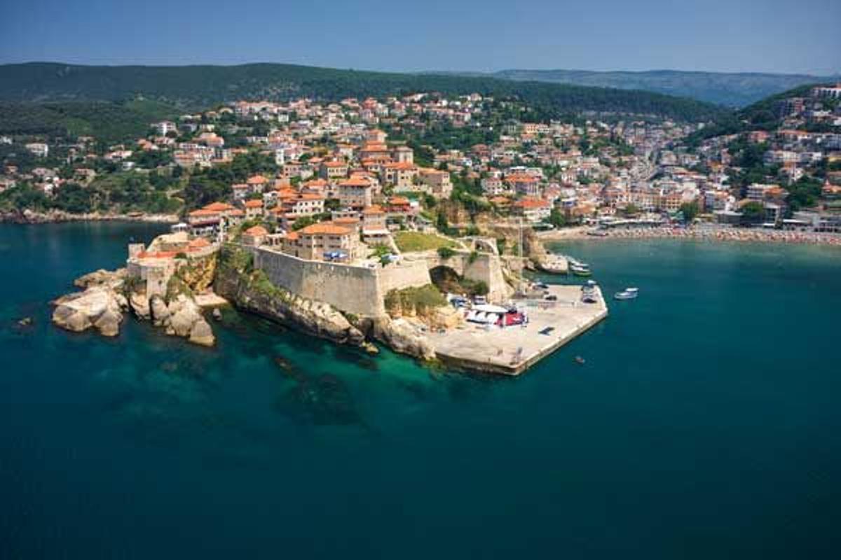 La ciudad de Ulcinj, donde la mayor parte de la población es de origen albanés, presenta un precioso centro histórico cercado por murallas.