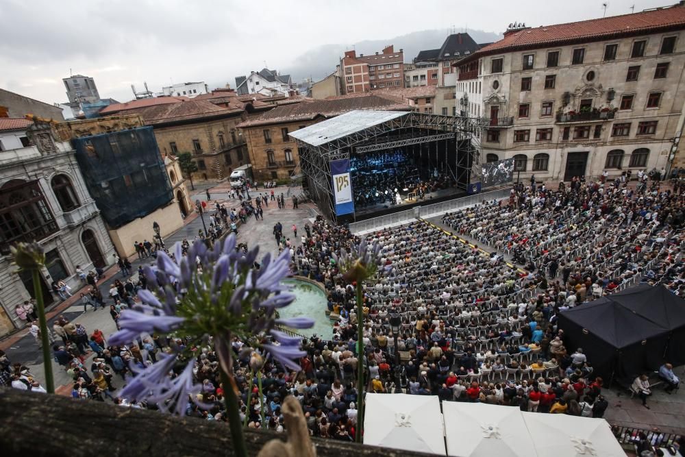 Carmina Burana abarrota la plaza de la Catedral de Oviedo