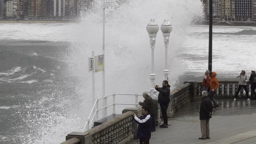 La primera ciclogénesis explosiva del otoño se adelanta  para despedir el verano con lluvia y viento