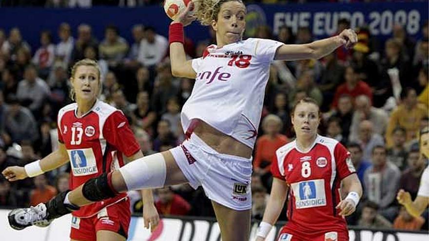 La jugadora de la selección española de balonmano Begoña Fernández  trata de rematar ante la defensa noruega