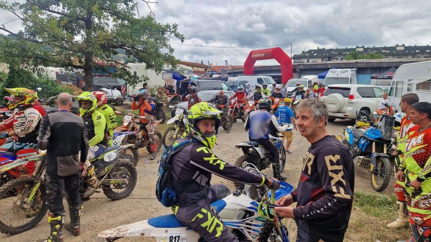 El Raid Meringrades llena la capital moscona: así arranca la cita con más de 300 pilotos de moto