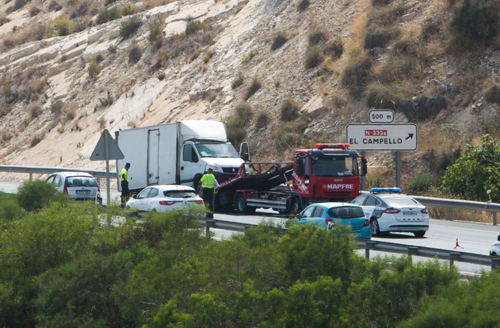 El vuelco de un camión provoca retenciones entre El Campello y La Vila