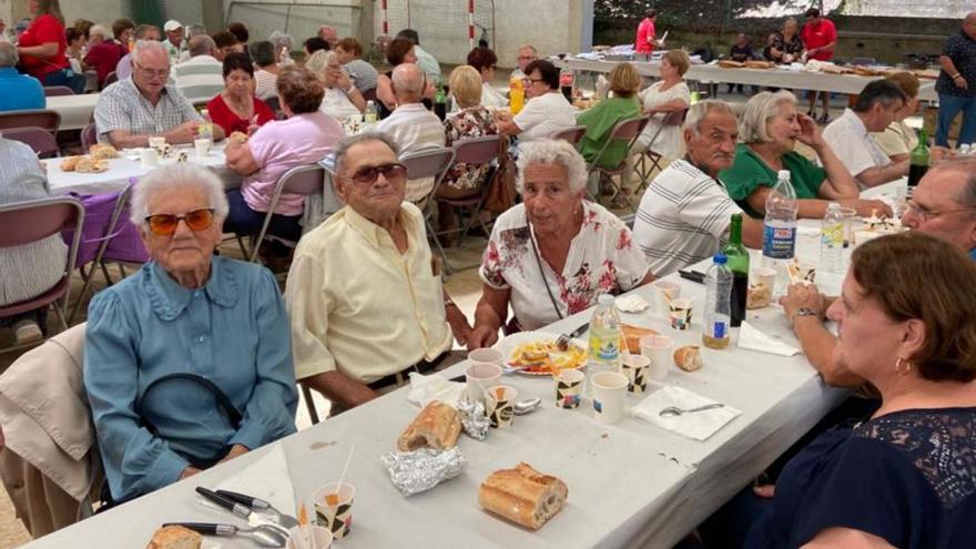 El Día dos Avós reúne a ochenta mayores en Camos