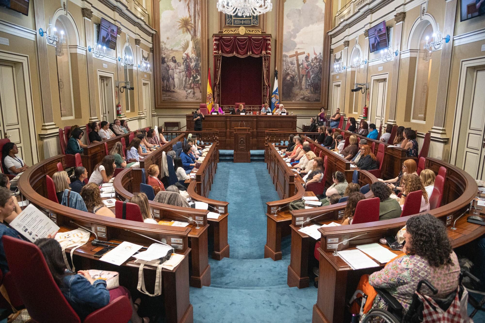 Mujeres con discapacidad en el Parlamento de Canarias