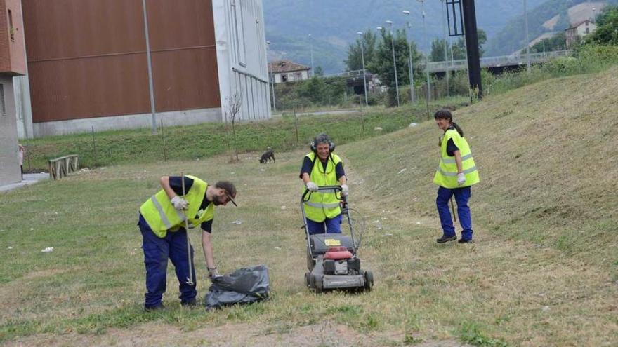 Alumnos del taller de instalación y mantenimiento de jardines y zonas verdes, ayer, en Nuevo Santullano.