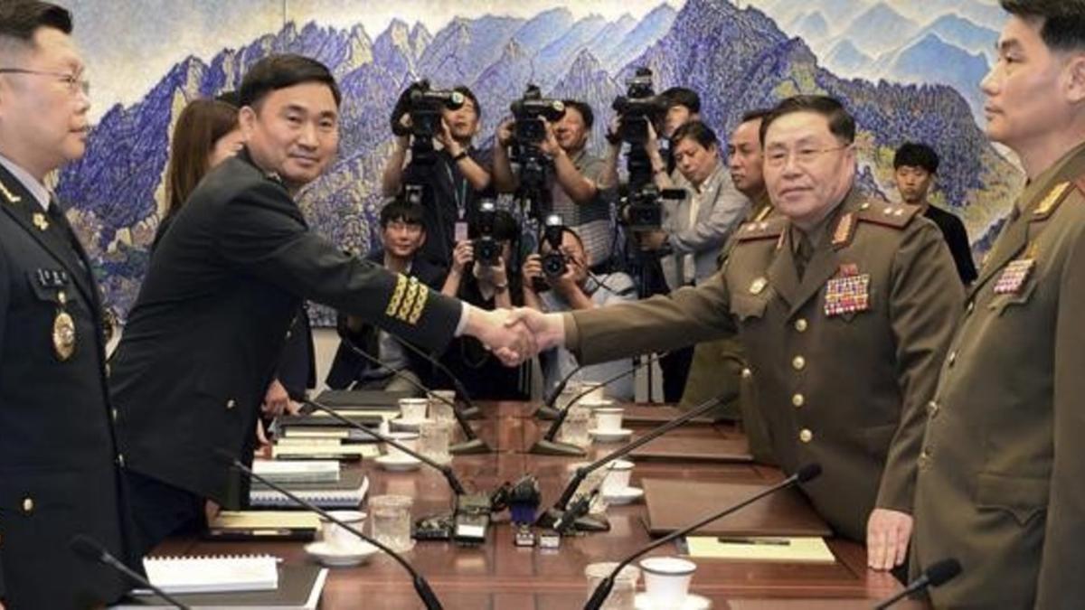 El general norcoreano An Ik San (derecha) da la mano a su homólogo surcoreano, Kim Do-gyun.