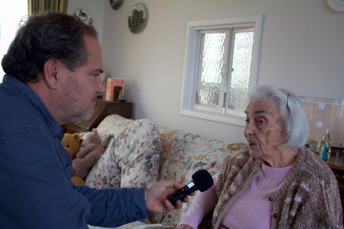 Carlos López Olano entrevistando a una de las personas exiliadas tras la Guerra Civil para el programa 'El Mur'