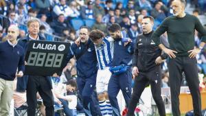 Odriozola se retira del campo sin apoyar la pierna tras una lesión de rodilla