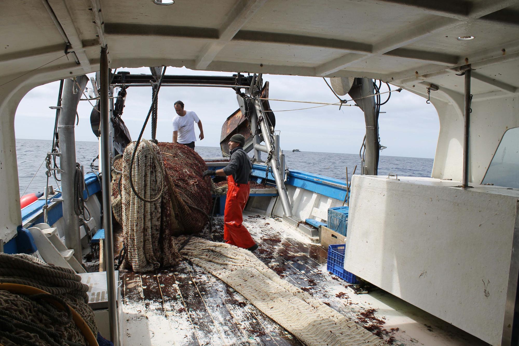 A bordo del ‘Charpat Segundo’, uno de los arrastreros convocados a la huelga contra la «criminalización» de la pesca y las medidas de la UE