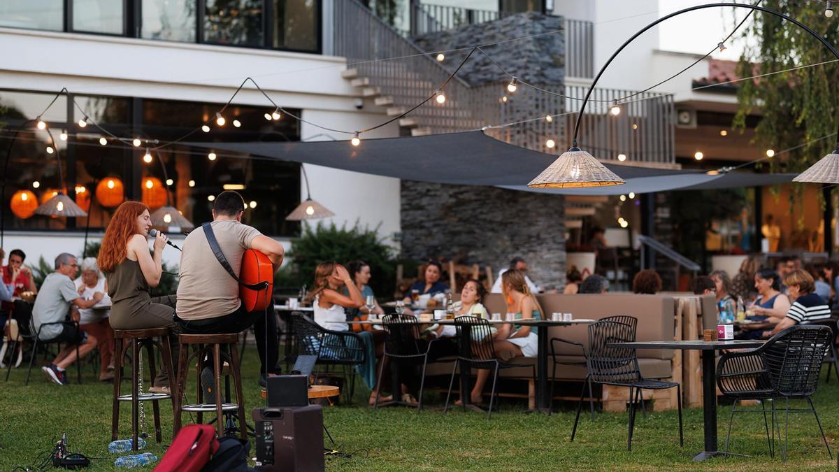 Una actuació musical a La Revo, el restaurant dins del Club Tennis Girona.