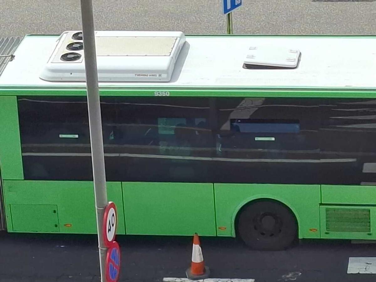 Colas por el carril bus en la playa de Las Teresitas